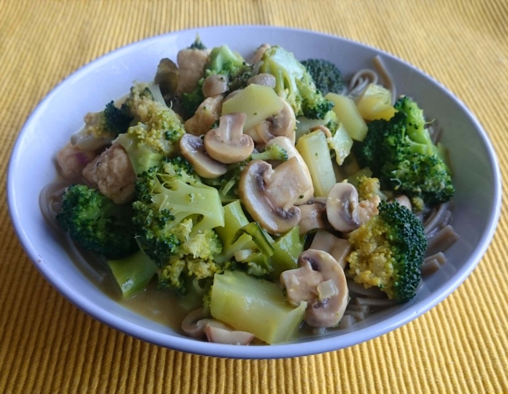 noedels met quorn, broccoli en currypasta