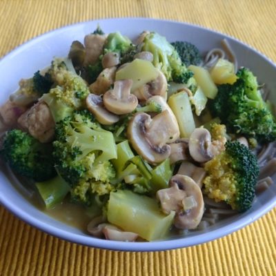 Glutenvrije noedels met Quorn, Broccoli en Currypasta
